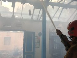 Diduga Akibat Korsleting Listrik, Rumah Warga di Kras Ludes Terbakar