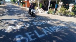 Lubang Menganga di Siman Bikin Resah, Warga Pilih Corat-coret Jalan sebagai Aksi Protes