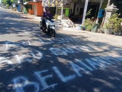 Lubang Menganga di Siman Bikin Resah, Warga Pilih Corat-coret Jalan sebagai Aksi Protes
