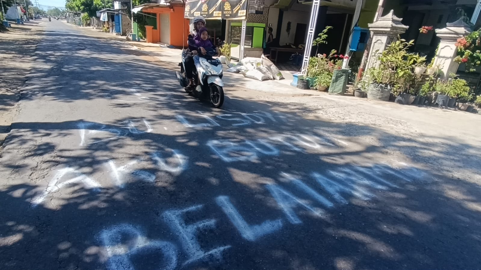 Lubang Menganga di Siman Bikin Resah, Warga Pilih Corat-coret Jalan sebagai Aksi Protes