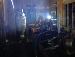 Diduga Akibat Korsleting Listrik, Gudang Pabrik Rokok Gudang Rasa di Kediri Terbakar