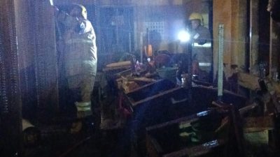 Judul: Diduga Akibat Korsleting Listrik, Gudang Pabrik Rokok Gudang Rasa di Kediri Terbakar