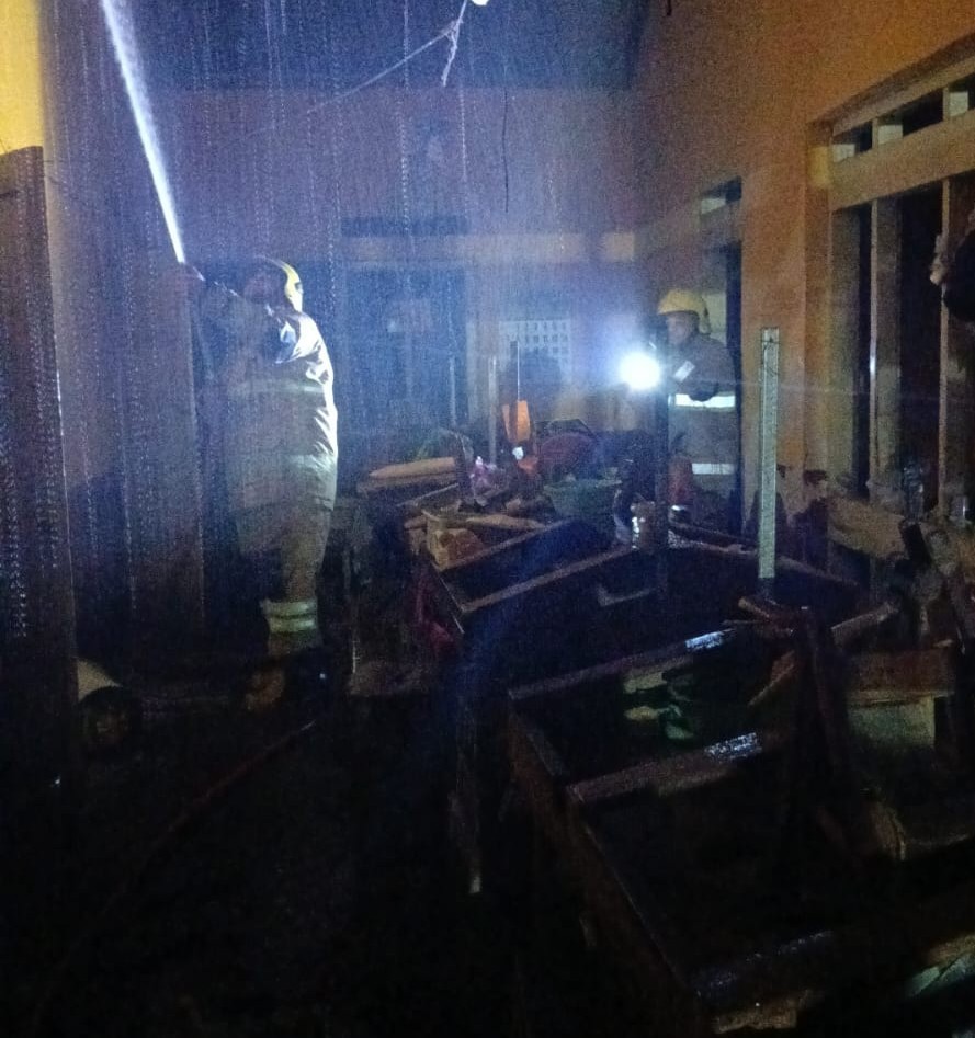 Judul: Diduga Akibat Korsleting Listrik, Gudang Pabrik Rokok Gudang Rasa di Kediri Terbakar