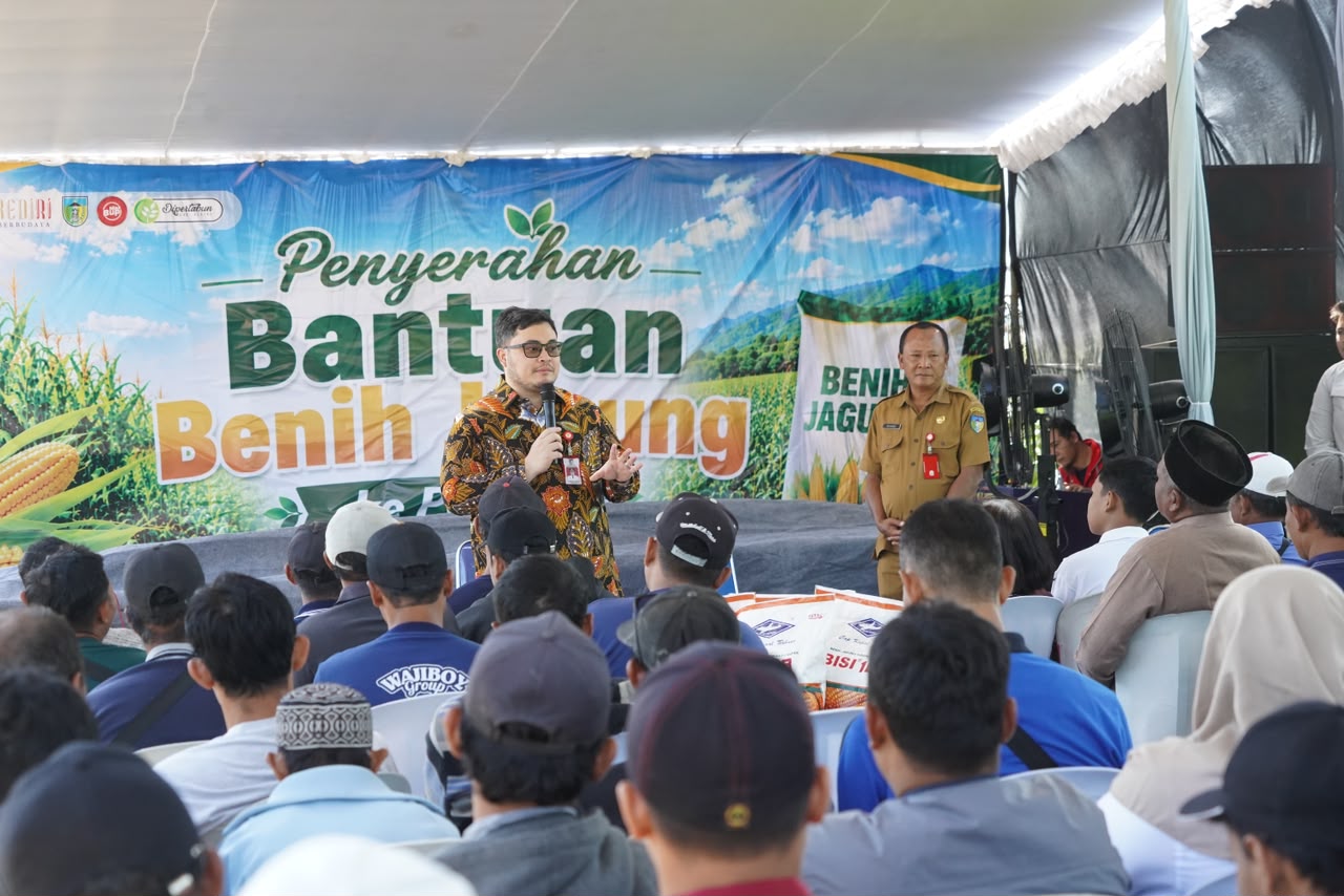 Mas Dhito Salurkan 200 Ton Benih Jagung untuk 683 Kelompok Tani, Pastikan Harga Panen Diserap Bulog