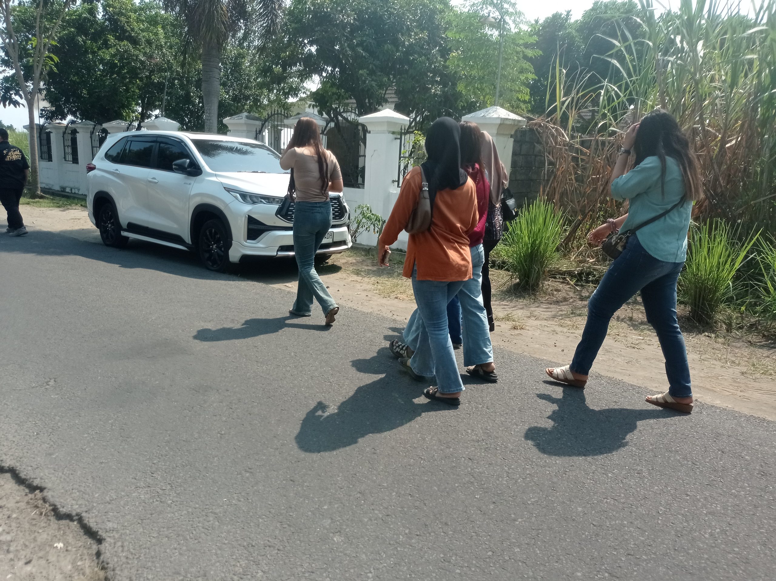 Korban Arisan dan Investasi Bodong Datangi Rumah Terduga Pelaku, Kerugian Ditaksir Capai Rp10 Miliar
