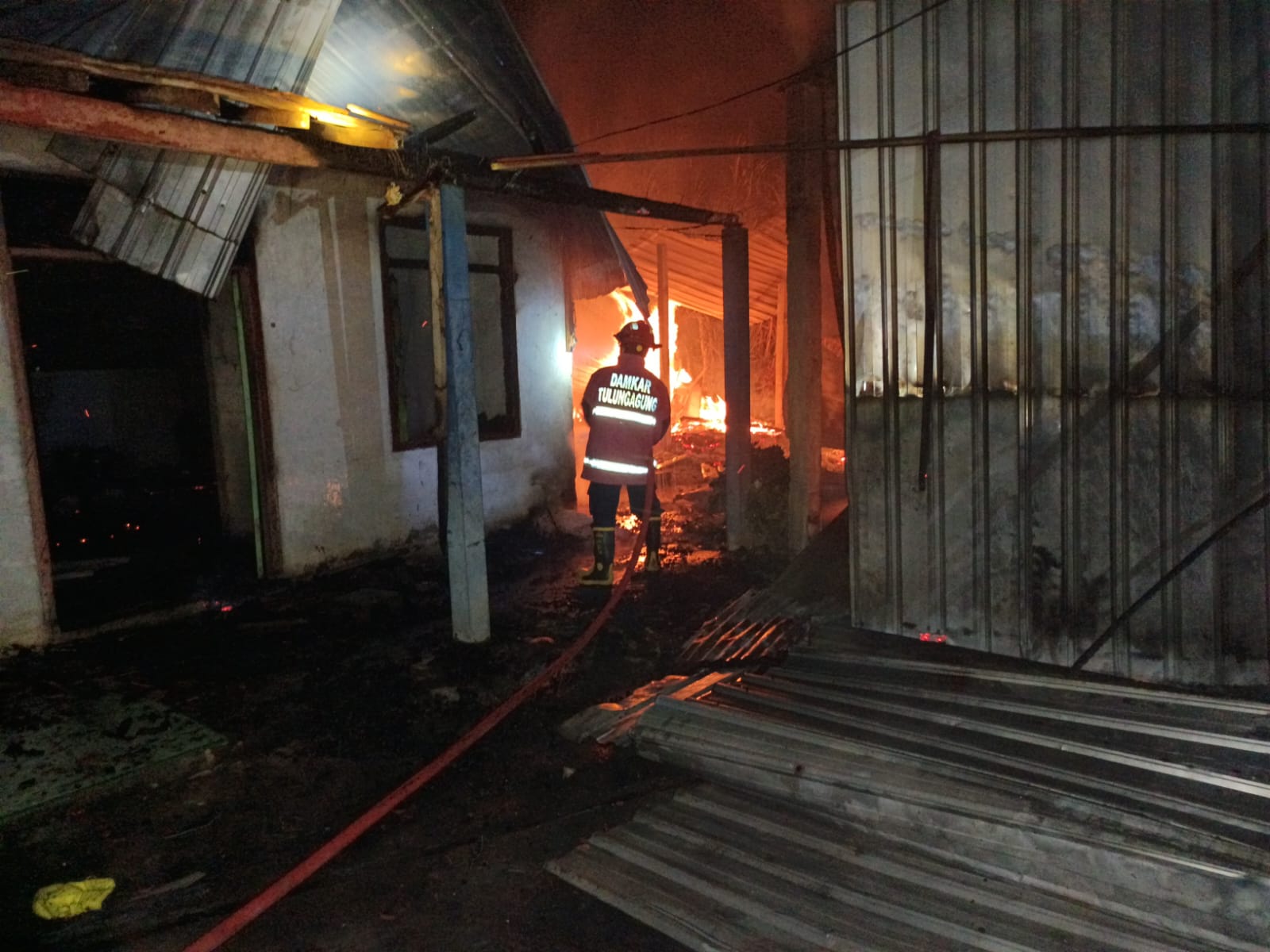 Bakar Sampah di Dekat Kandang, Rumah dan Kandang Ternak di Tulungagung Dilalap Api