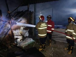 Dalam Satu Malam, Damkar Tulungagung Padamkan Dua Kebakaran Akibat Kelalaian