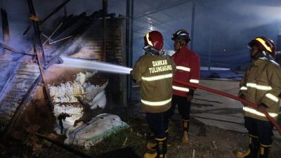 Dalam Satu Malam, Damkar Tulungagung Padamkan Dua Kebakaran Akibat Kelalaian