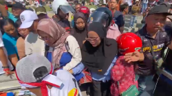 Harga Telur Terpuruk, Ratusan Peternak Ayam Petelur di Blitar Bagikan Telur Gratis Saat Aksi Unjuk Rasa