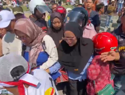 Harga Telur Terpuruk, Ratusan Peternak Ayam Petelur di Blitar Bagikan Telur Gratis Saat Aksi Unjuk Rasa