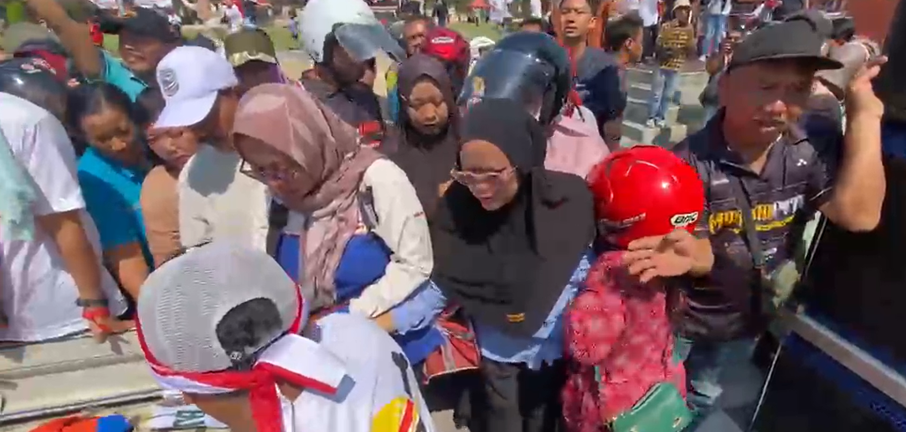 Harga Telur Terpuruk, Ratusan Peternak Ayam Petelur di Blitar Bagikan Telur Gratis Saat Aksi Unjuk Rasa