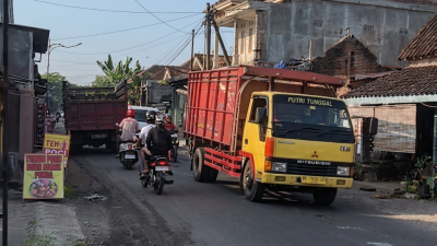 Truk Bertonase Besar Masih Melintas di Jalur Alternatif, Jalan Kabupaten Tulungagung Terancam Rusak