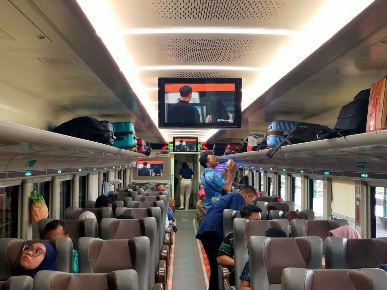Suasana Stasiun Blitar dan gerbong KA yang berhenti di Stasiun Blitar. (aziz/