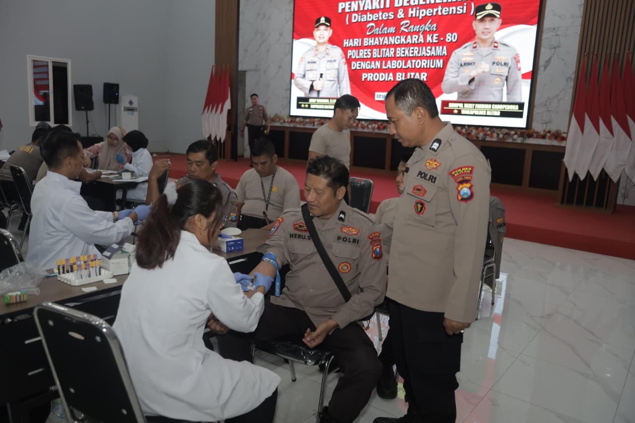 Meriahkan HUT Bhayangkara ke-80, Polres Blitar Gelar Pemeriksaan Kesehatan Personel