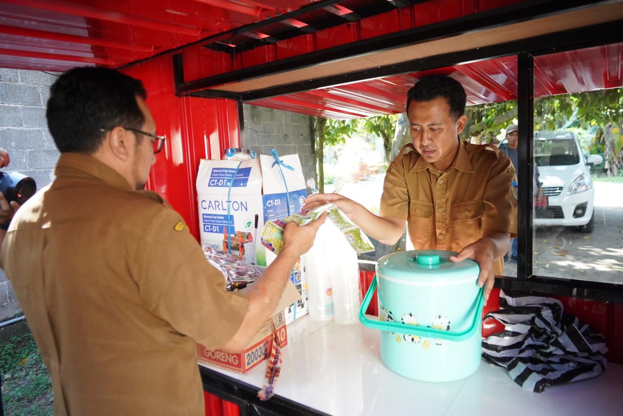 Mas Dhito Salurkan Bantuan Usaha untuk Keluarga Nenek Sholikah di Kandat