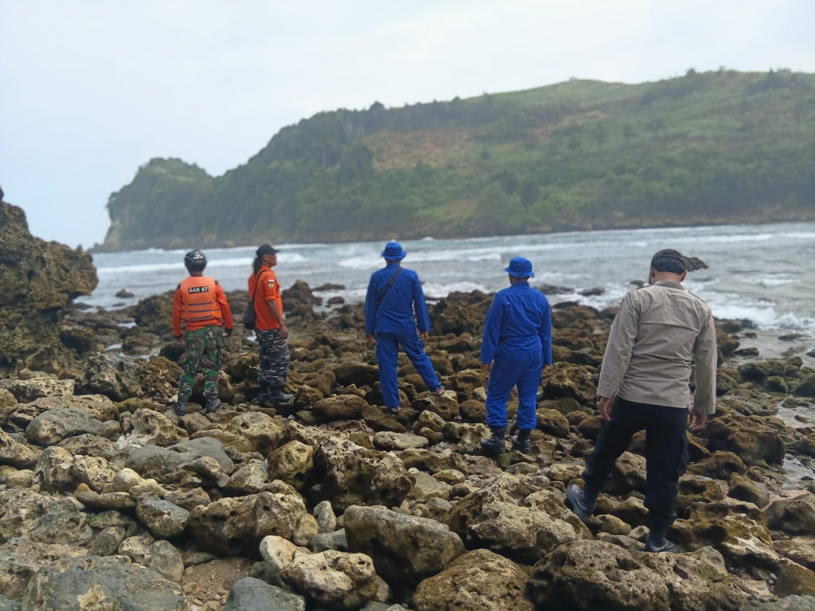 Pencarian Santriwati Korban Terseret Ombak di Pantai Pangi Belum Membuahkan Hasil, Tim Sisir Radius 3 Kilometer