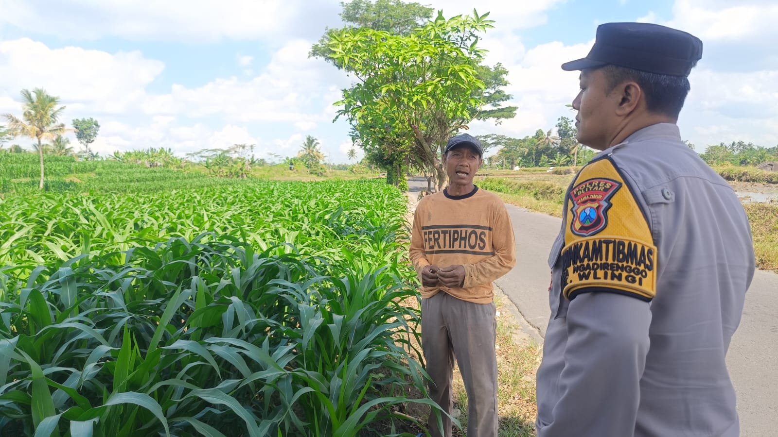 Bhabinkamtibmas Polsek Wlingi Dampingi Petani, Dukung Program Ketahanan Pangan Nasional