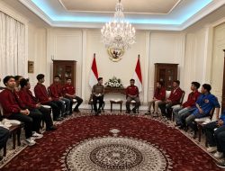 Usai Dialog dengan Mahasiswa, Wapres Gibran Salat Magrib Berjamaah di Masjid Baiturrahman