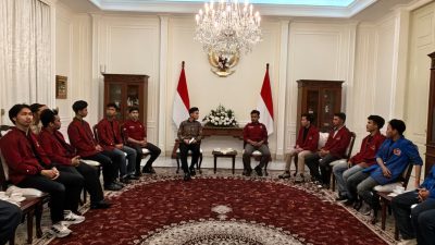 Usai Dialog dengan Mahasiswa, Wapres Gibran Salat Magrib Berjamaah di Masjid Baiturrahman