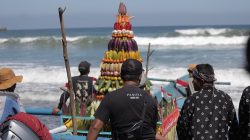 Larung Sesaji di Pantai Serang, Tradisi Syukur Nelayan Sambut 1 Sura