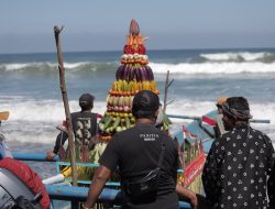 Larung Sesaji di Pantai Serang, Tradisi Syukur Nelayan Sambut 1 Sura