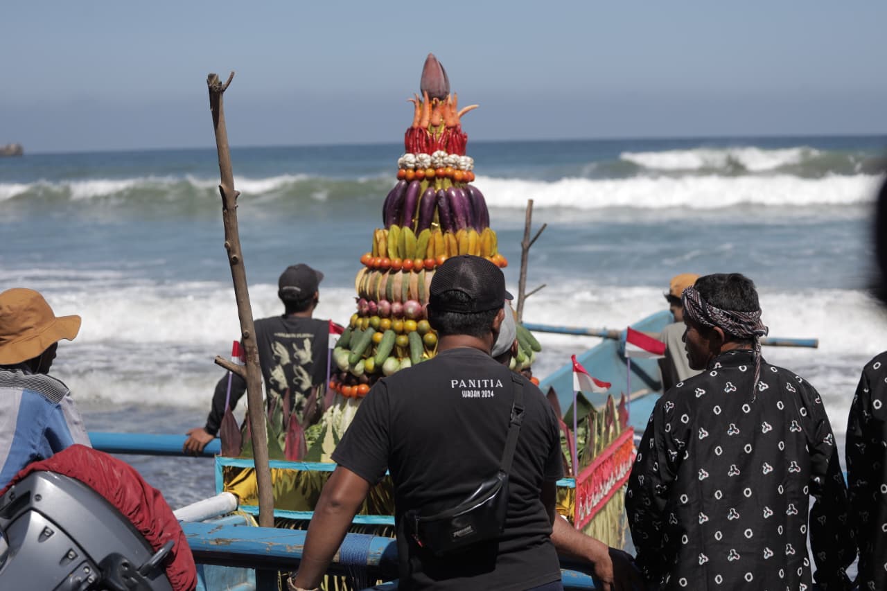 Larung Sesaji di Pantai Serang, Tradisi Syukur Nelayan Sambut 1 Sura