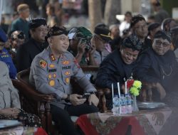 Hadiri Larung Sesaji Pantai Serang, Kapolres Blitar Tegaskan Komitmen Jaga Keamanan Tradisi Budaya