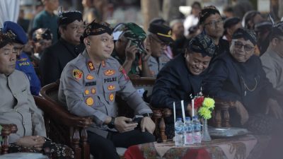 Hadiri Larung Sesaji Pantai Serang, Kapolres Blitar Tegaskan Komitmen Jaga Keamanan Tradisi Budaya