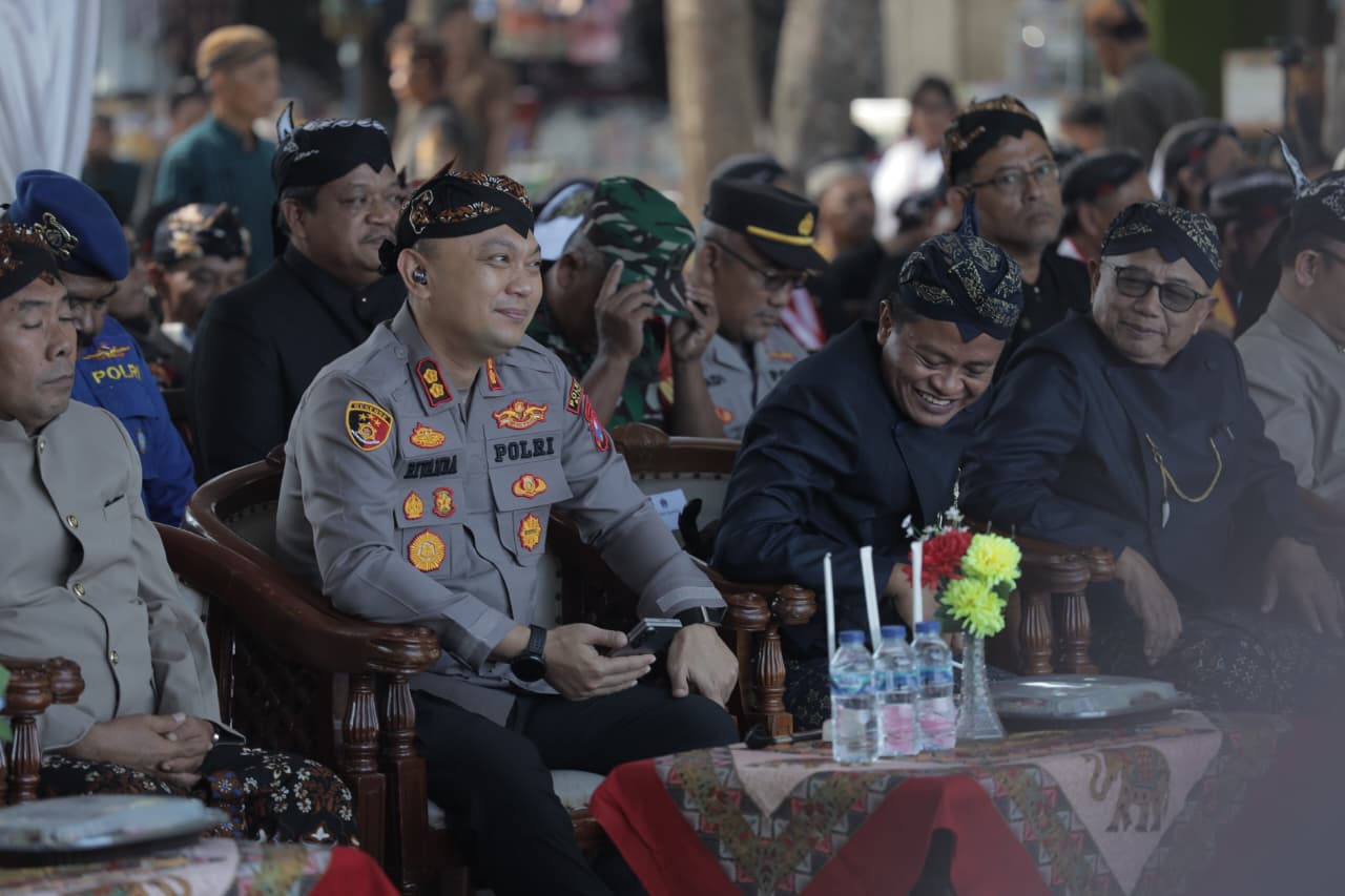 Hadiri Larung Sesaji Pantai Serang, Kapolres Blitar Tegaskan Komitmen Jaga Keamanan Tradisi Budaya