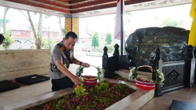 Ziarah ke Makam Bung Karno, Kapolri: Meneladani Nilai-Nilai Kepemimpinan Para Pendiri Bangsa