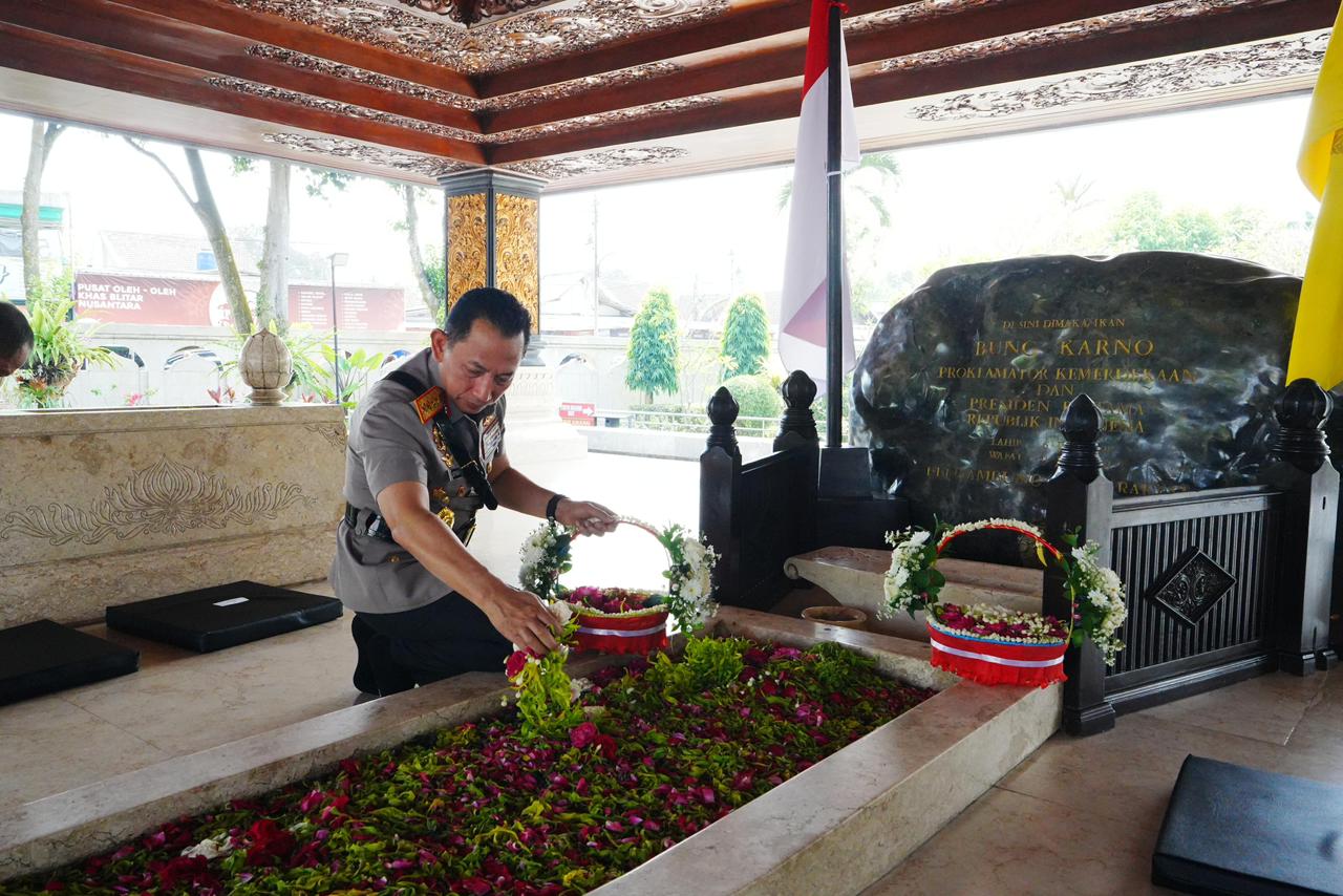 Ziarah ke Makam Bung Karno, Kapolri: Meneladani Nilai-Nilai Kepemimpinan Para Pendiri Bangsa