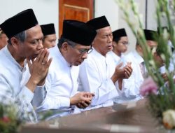 Ketum PB NU Gus Yahya Ziarah ke Makam Pendiri Ponpes Al Falah Ploso Jelang Pembukaan Munas-Konbes NU 2026