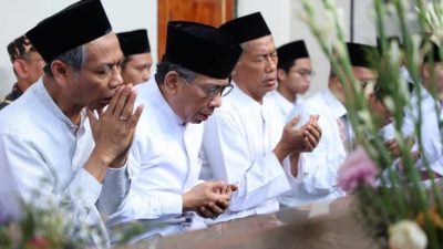 Ketum PB NU Gus Yahya Ziarah ke Makam Pendiri Ponpes Al Falah Ploso Jelang Pembukaan Munas-Konbes NU 2026