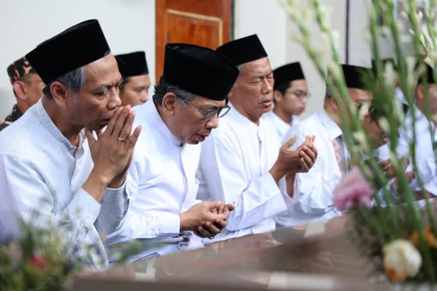 Ketum PB NU Gus Yahya Ziarah ke Makam Pendiri Ponpes Al Falah Ploso Jelang Pembukaan Munas-Konbes NU 2026