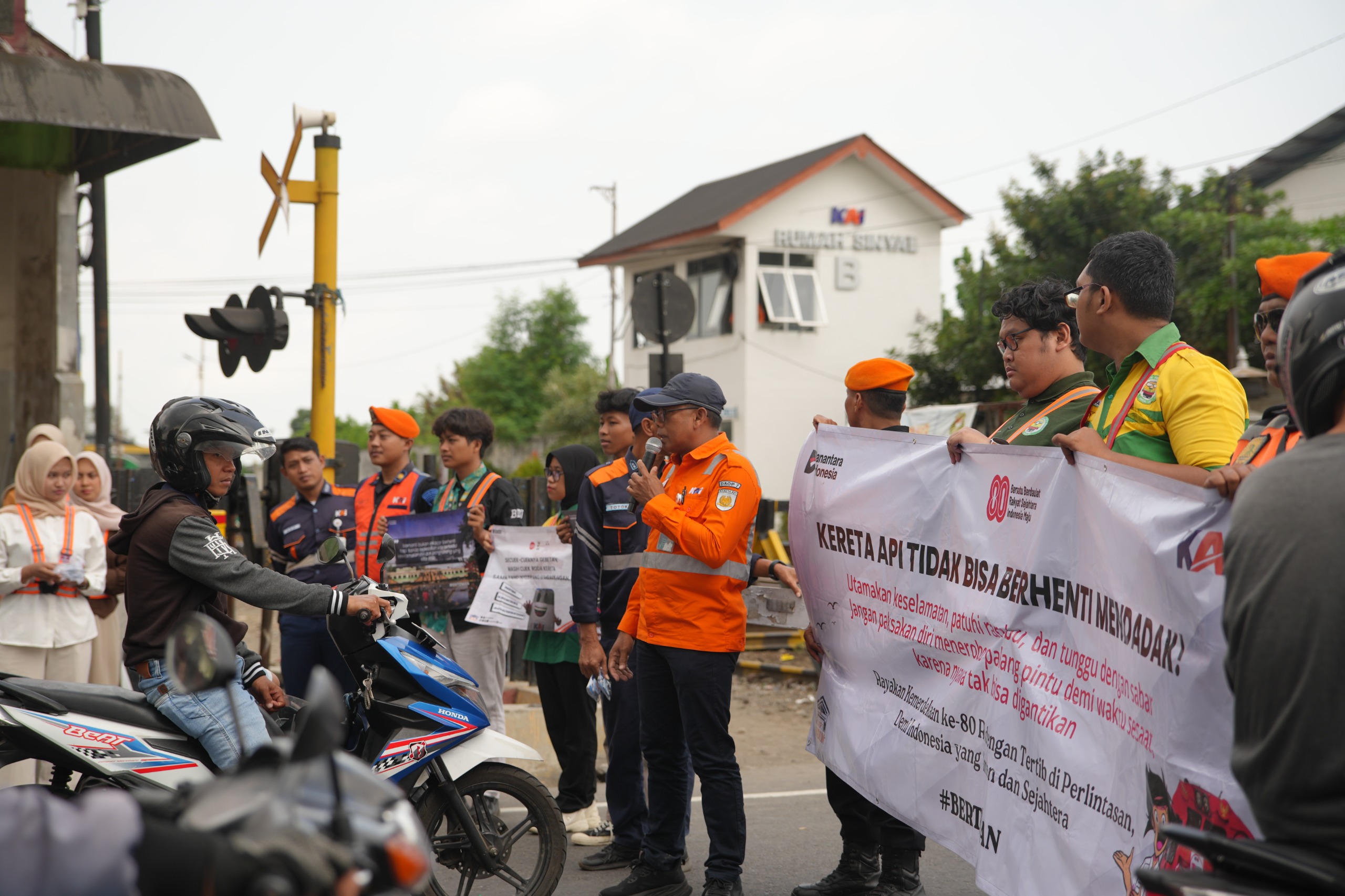 KAI Daop 7 Gandeng Railfans Edukasi Keselamatan Perlintasan Sebidang di Blitar