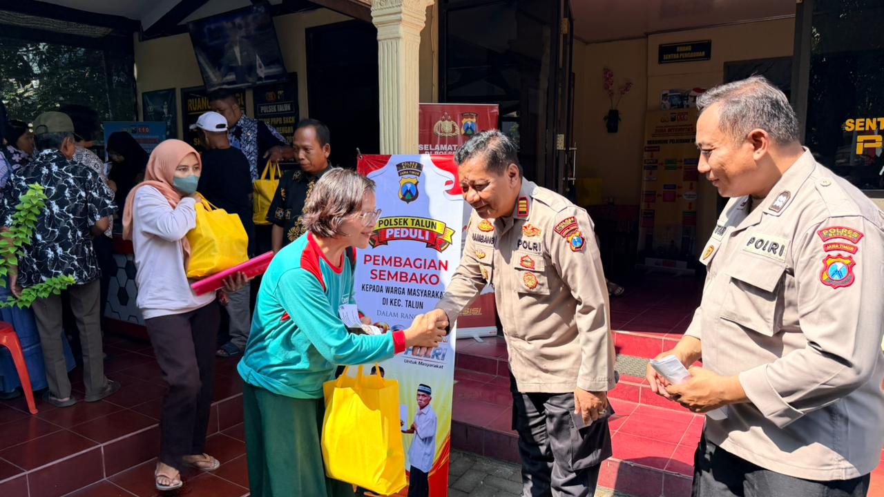 Sambut Hari Bhayangkara ke-80, Polsek Talun Salurkan Bantuan Sembako untuk Warga