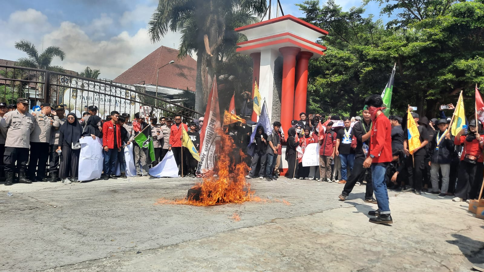 Mahasiswa Gelar Aksi di DPRD Kabupaten Blitar, Tuntut Evaluasi Program dan Perhatian terhadap Kesejahteraan Rakyat
