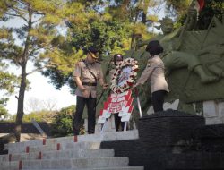 Sambut Hari Bhayangkara ke-80, Polres Blitar Gelar Ziarah di TMP Raden Wijaya