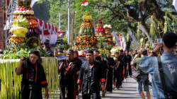 Ribuan Warga Serbu Larungan Telaga Ngebel, Buceng Ikan Nila Jadi Rebutan