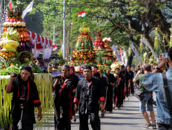 Ribuan Warga Serbu Larungan Telaga Ngebel, Buceng Ikan Nila Jadi Rebutan