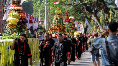 Ribuan Warga Serbu Larungan Telaga Ngebel, Buceng Ikan Nila Jadi Rebutan