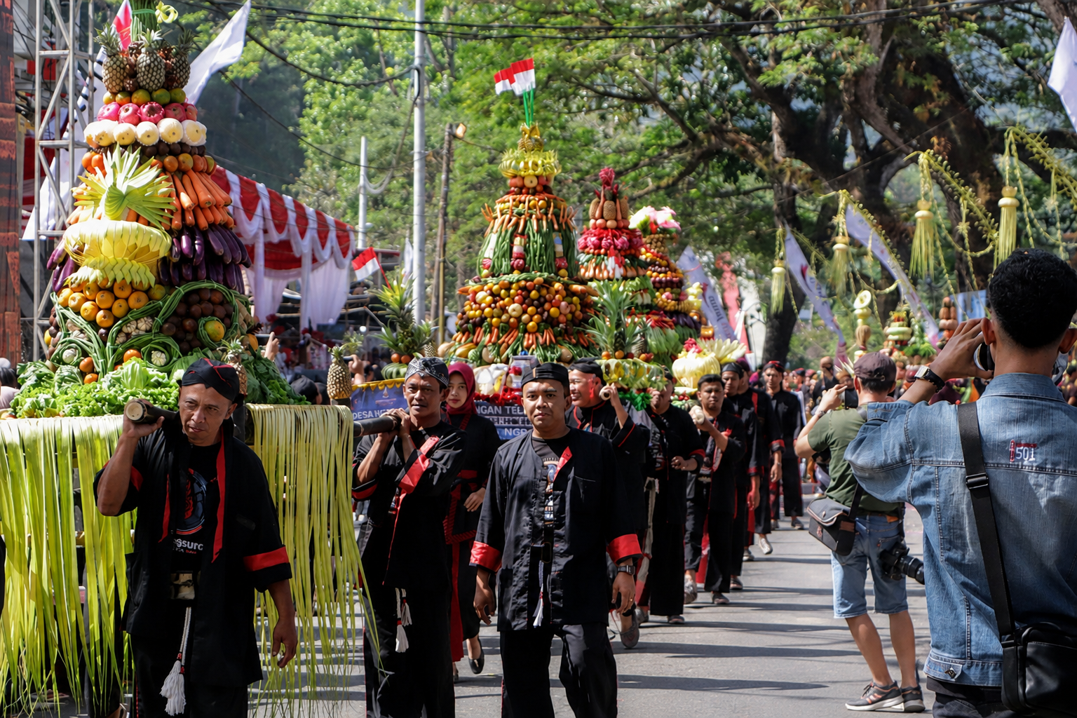 Ribuan Warga Serbu Larungan Telaga Ngebel, Buceng Ikan Nila Jadi Rebutan