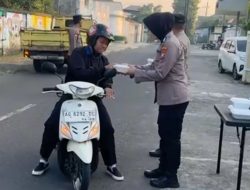 Jumat Berkah, Polsek Kediri Kota Ajak Pengemudi Ojol dan Tukang Becak Sarapan Bersama Sambil Sosialisasikan Kamtibmas