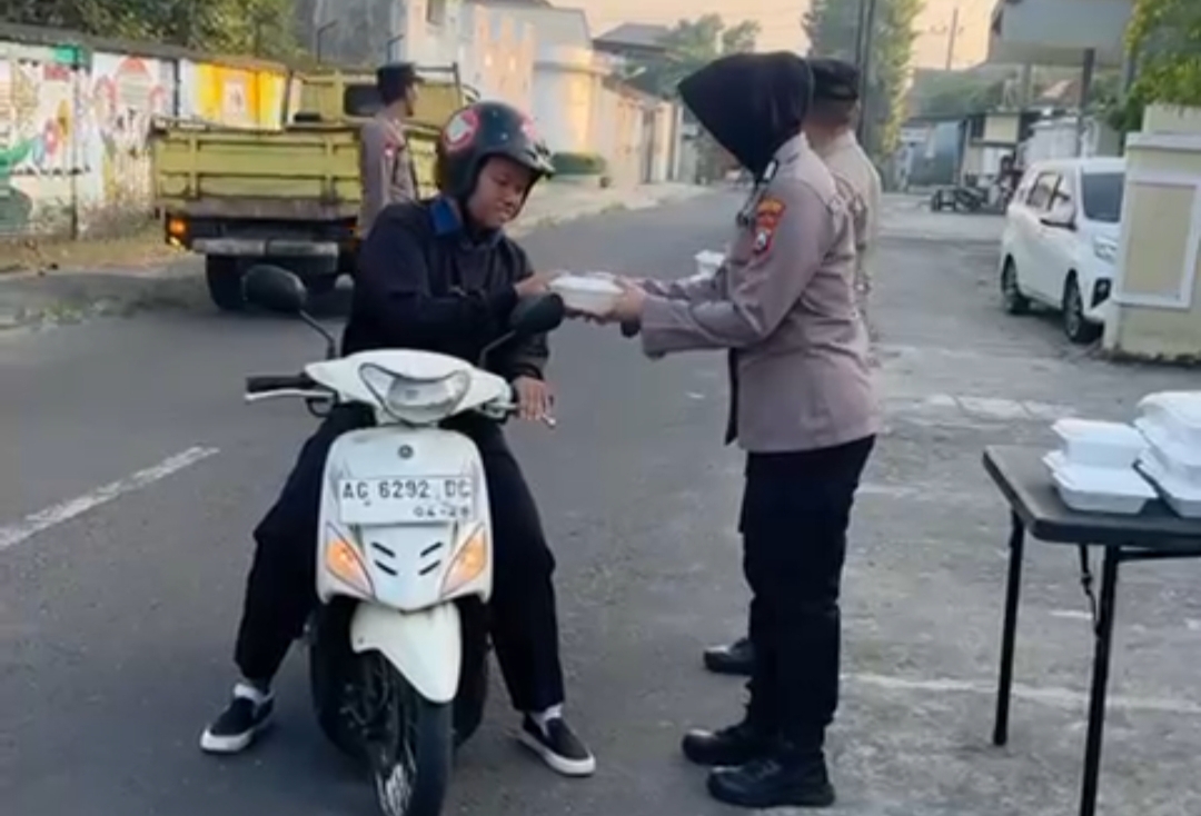 Jumat Berkah, Polsek Kediri Kota Ajak Pengemudi Ojol dan Tukang Becak Sarapan Bersama Sambil Sosialisasikan Kamtibmas