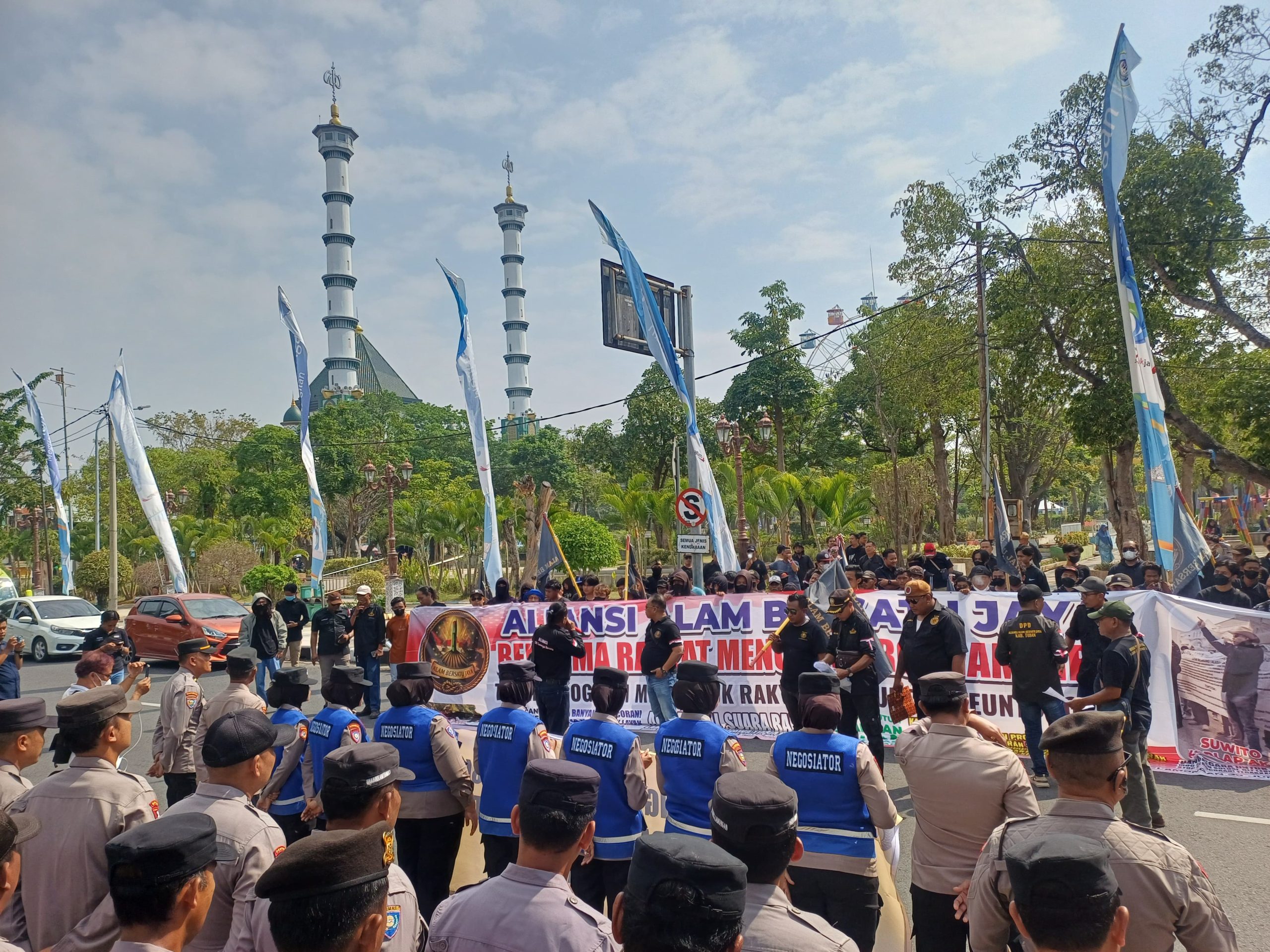 Ratusan Warga Demo di Lamongan, Desak Evaluasi Sistem Dapur Terpusat Program MBG