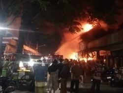 Kebakaran Melanda Pasar Agrobis Babat Lamongan, Sekitar 10 Kios Pedagang Ludes Dilalap Api
