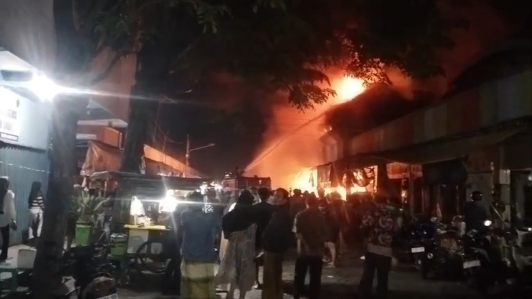 Kebakaran Melanda Pasar Agrobis Babat Lamongan, Sekitar 10 Kios Pedagang Ludes Dilalap Api