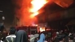 Pasar Agrobis Babat Lamongan Terbakar, Api Diduga Berasal dari Toko Plastik