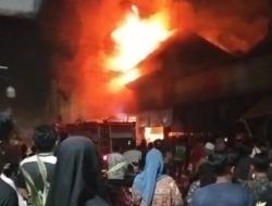 Pasar Agrobis Babat Lamongan Terbakar, Api Diduga Berasal dari Toko Plastik