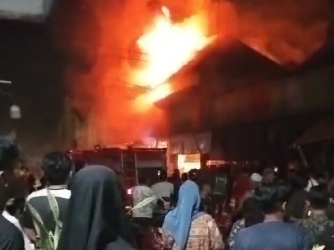 Pasar Agrobis Babat Lamongan Terbakar, Api Diduga Berasal dari Toko Plastik